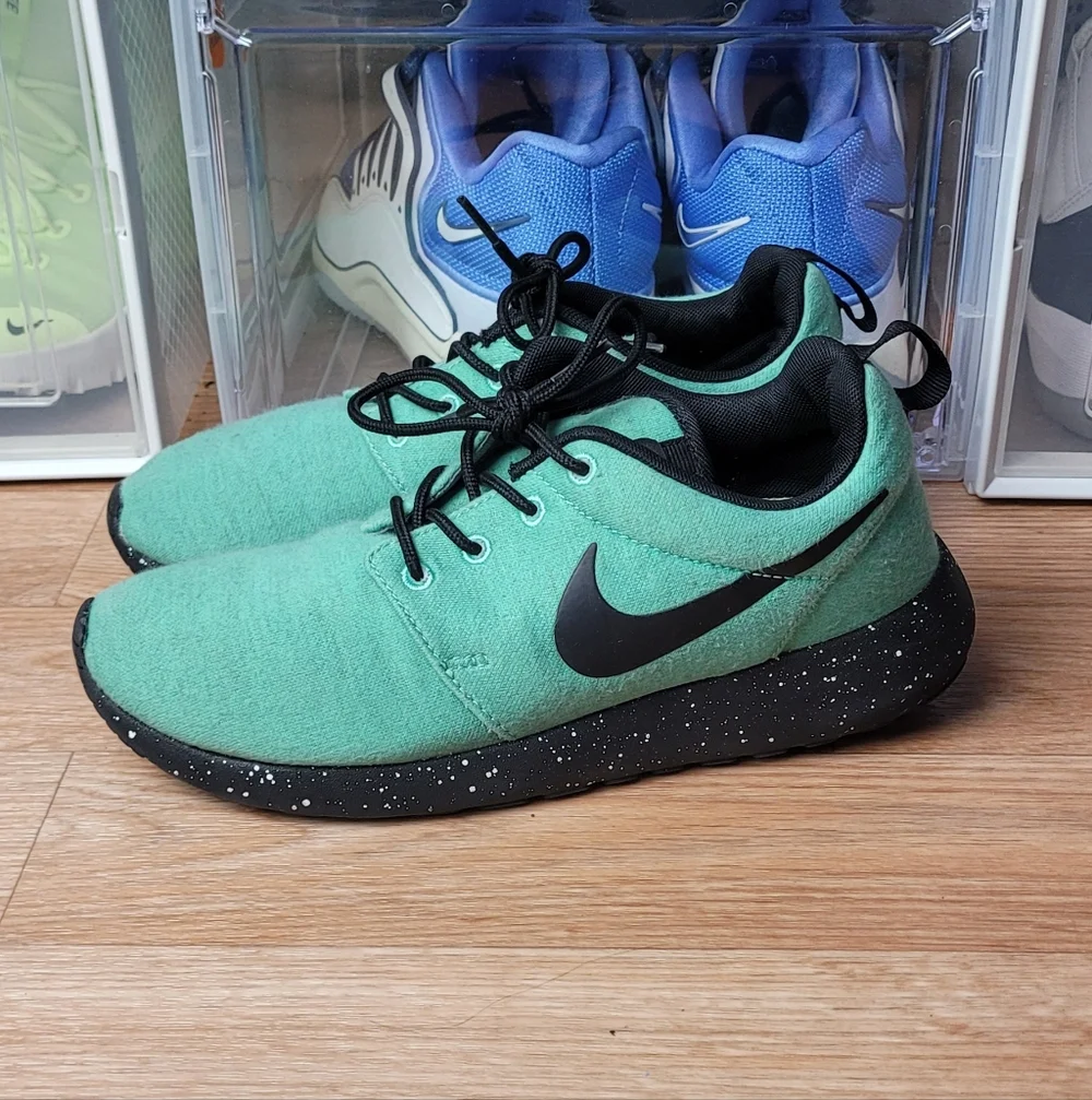 Womens Nike Roshe Size 5.5 Green - Black